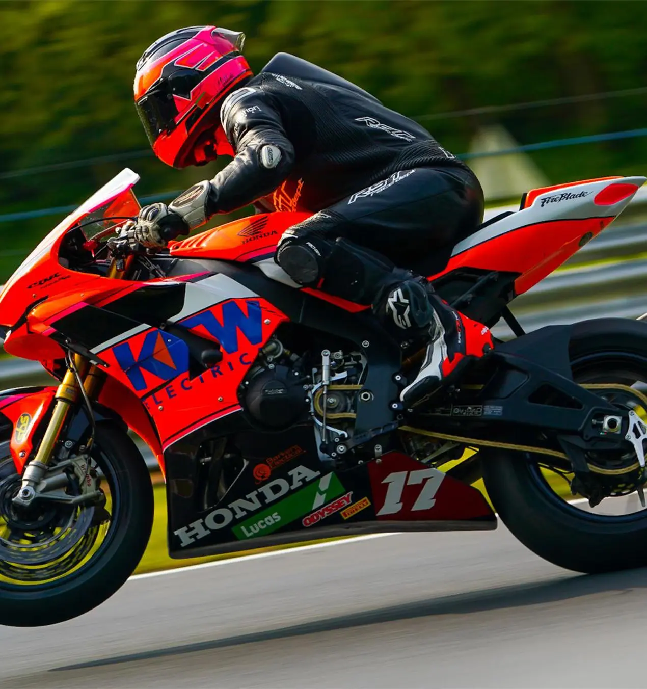Lucas sponsorise Paul Barker, qui participe cette année au championnat britannique Superstock 1000.